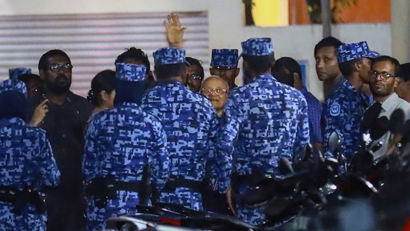 Maldives: Supreme Court judges arrested amid political crisis