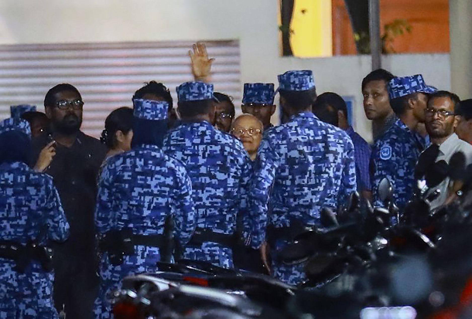 Maldives: Supreme Court judges arrested amid political crisis
